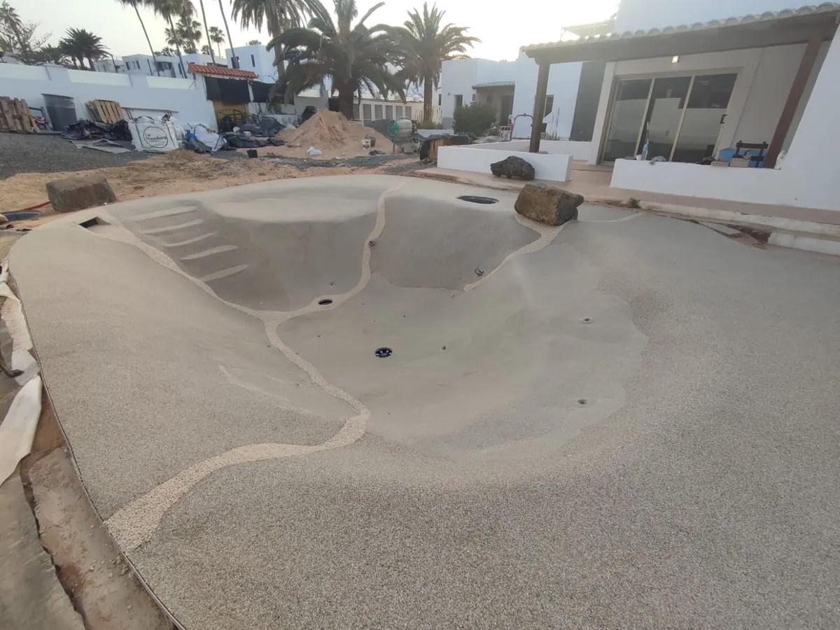 Piscina en construcción — fase de gunitado, antes